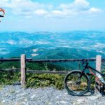 Na Łysą Hore rowerem. Widok ze szczytu, początek żółtego szlaku