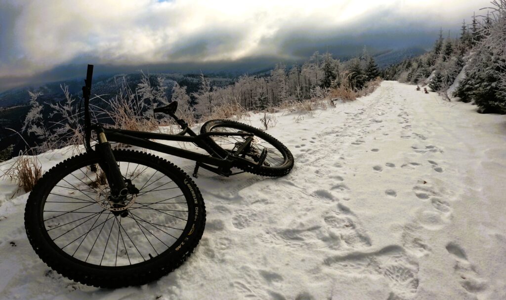 Droga do doliny Zimnika na Skrzyczne zimą rowerem MTB