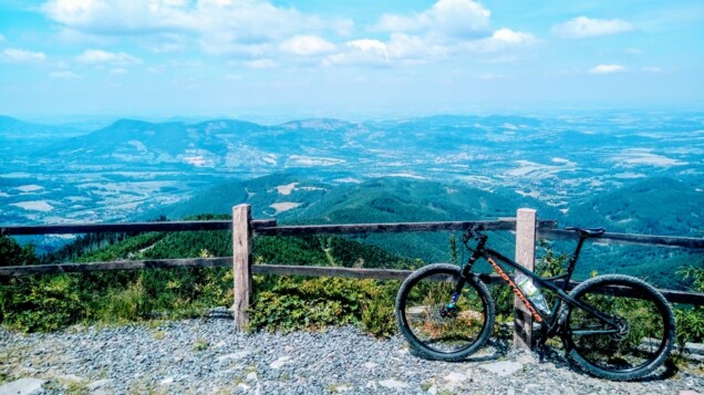 Lysa Hora rowerem, widok ze szczytu góry na żółtym szlaku.